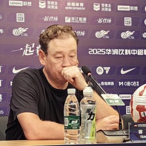 东体：斯卢茨基团队多次复盘最近三场比赛；吴曦能否出战待定