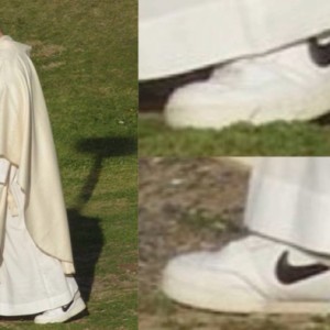 教皇脚踩复古耐克球鞋！70岁利奥十四世化身“时尚偶像”，引热议|nike|梵蒂冈|服饰|设计师|乔丹_新浪新闻