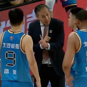 半岛体育下载-北京男篮不敌上海，豪华内线被打成纸老虎，许利民表态外援有差距